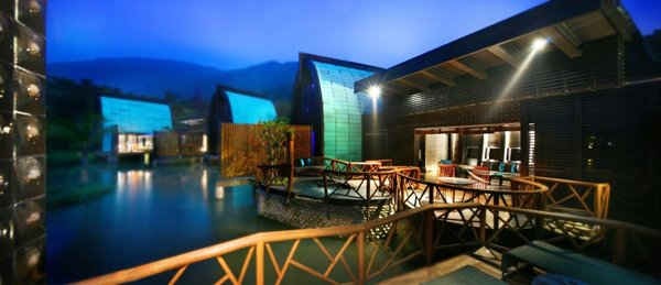 Harnn Heritage Spa là một khối kiến trúc hình ống như những căn cứ quân sự, vừa riêng tư lại vừa có sự kết nối với nhau. Spa Harnn cũng là khu spa sang trọng nhất Việt Nam do Word Luxury Spa Awards bình chọn vào tháng 4/2014