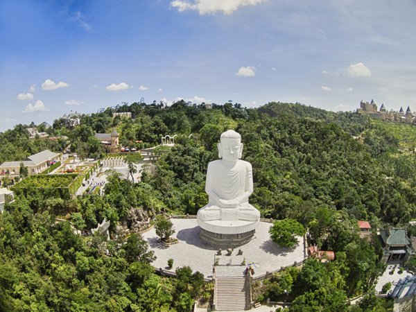 Bức tượng Phật cao 25m ngự uy nghiêm trên đỉnh thiêng núi Chúa
