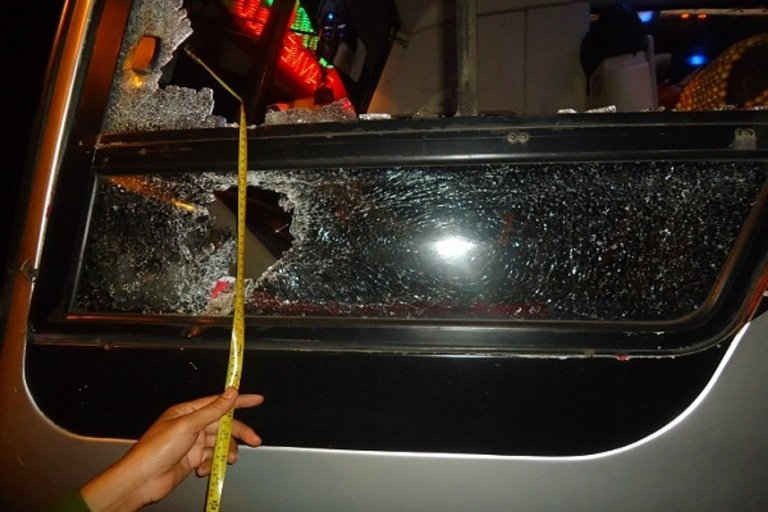 Xe khách của nhà xe Hoàng Long bị ném đá vỡ kính