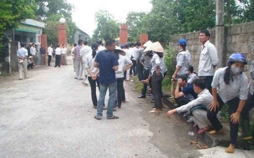 Công nhân đình công trước cổng công ty CP giấy Lam Sơn Thanh Hóa