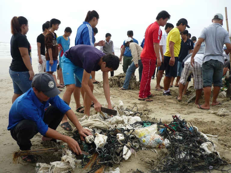 Và Đà Nẵng sẽ tăng cường các chương trình làm sạch bãi biển để xứng danh là một trong những bãi biển quyến rũ nhất hành 