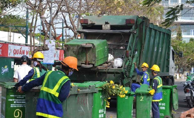 Công nhân Công ty Môi trường Đô thị Đà Nẵng thu gom rác trên các tuyến phố