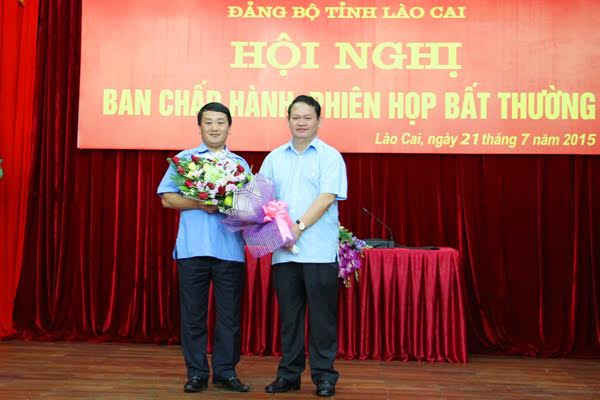 Ông Nguyễn Văn Vịnh, Bí thư Tỉnh ủy Lào Cai (bên phải)  tặng hoa chúc mừng tân Phó bí thư thường trực Tỉnh ủy Lào Cai Hầu A Lềnh.