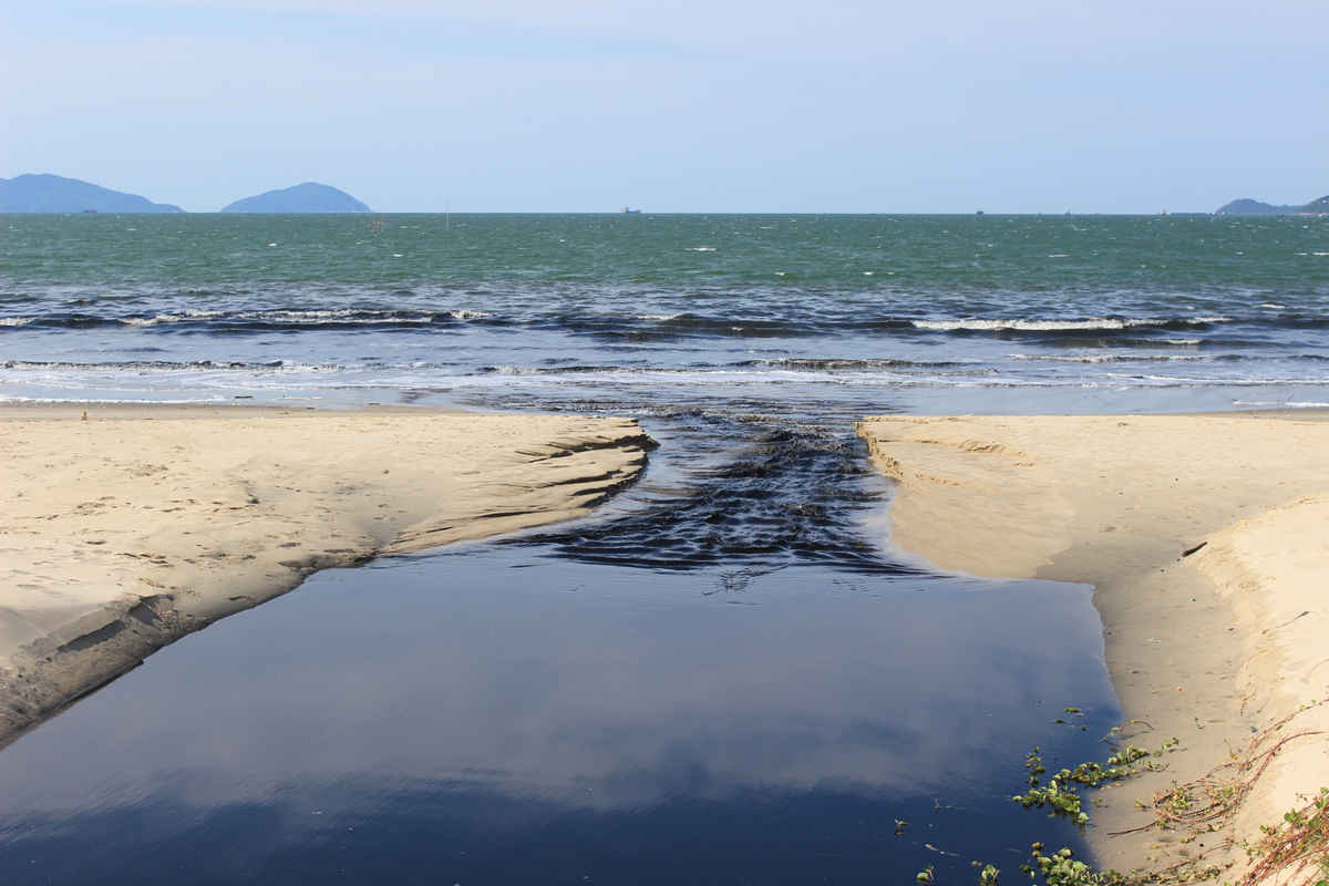 Nước thải ô nhiễm liên tục xả ra cửa sông Phú Lộc gây ô nhiễm trầm trọng
