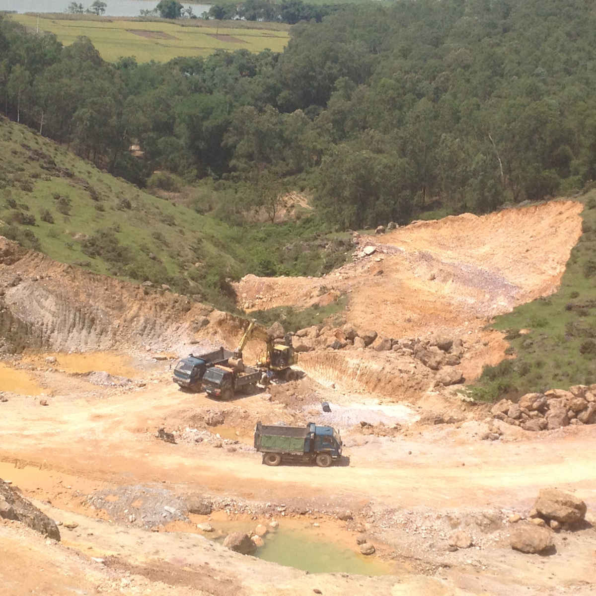 Hai vùng khai thác đất trái phép của Công ty My Vy “núp bóng” mở đường vào mỏ mangan