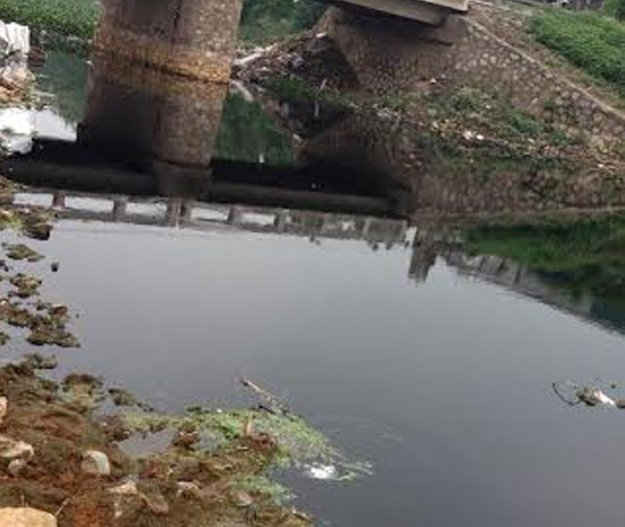 Nước thải từ làng nghề đổ về dòng sông Đáy đoạn chảy qua địa phận xã Tân Hòa