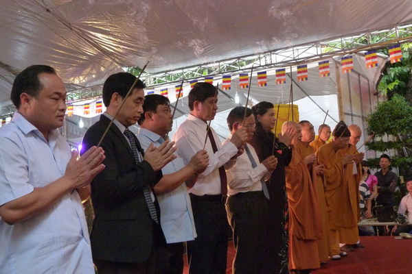 Các đồng chí lãnh đạo TW, lãnh đạo tỉnh Sơn La cùng dâng hương tri ân các anh hùng liệt sỹ