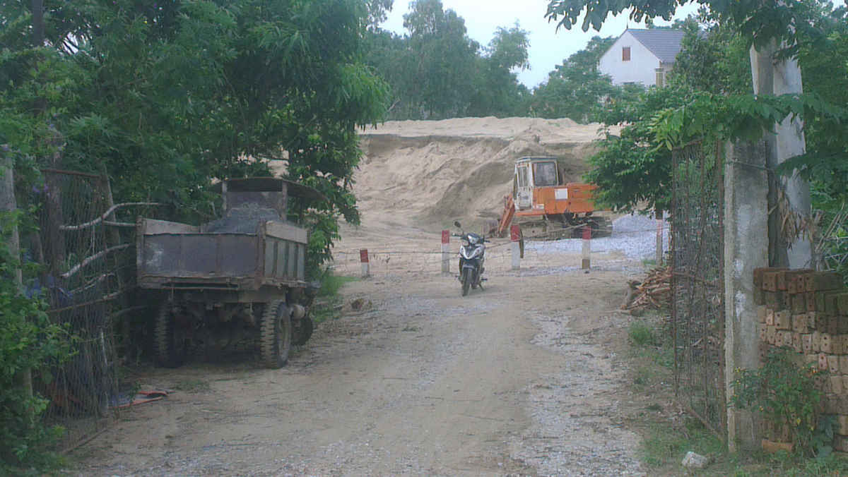 Bãi cát lậu khổng lồ của nhà ông Tống Nam Giang tại xã Phong Lộc được chôn cọc bê tông dày đặc