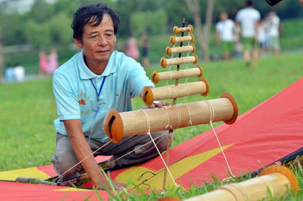 Ông Lê Văn Cường, người chơi diều nhiều năm cho biết:  Chơi diều phải có thú đam mê, người chơi diều sáo phải biết nghe tiếng sáo thế nào cho hay và khi bay lên cao tiếng phải rõ ràng