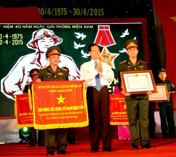 Thủ tướng Chính phủ Nguyễn Tấn Dũng trao Danh hiệu “Anh hùng lực lượng vũ trang nhân dân” của Đại đội địa phương quân cho lãnh đạo Ban chỉ huy Quân sự huyện Phú Quốc.