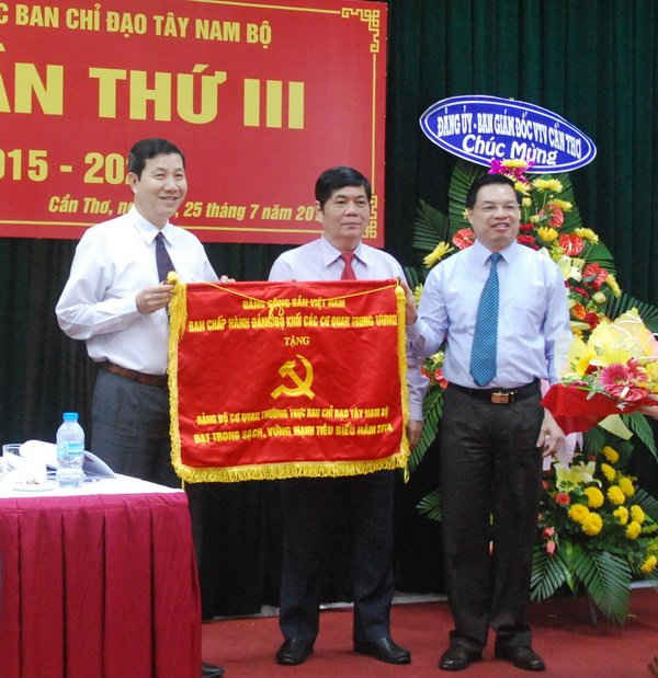 Đồng chí Lê Mạnh Hùng, Phó Bí thư thường trực Đảng ủy Khối các cơ quan Trung ương trao cờ danh hiệu “Trong sạch, vững mạnh tiêu biểu năm 2014” cho Đảng bộ cơ quan thường trực Ban Chỉ đạo Tây Nam Bộ.