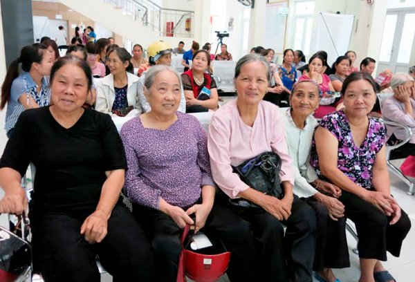 Rất nhiều cựu thanh niên xung phong TP Lào Cai đã đến khám sàng lọc phát hiện sớm ung thư vú sáng 25/7 khi biết chương trình do BV ĐKQT Vinmec tổ chức