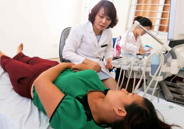 Thạc sĩ - BS Trịnh Thị Phương Nga – BVĐKQT Vinmec hỏi tiền sử bệnh của các chị em đến khám để có cơ sở thực hiện siêu âm chính xác và hiệu quả nhất