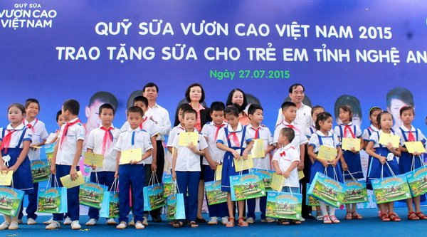 Các đại biểu trao tặng sữa cho các em học sinh tỉnh Nghệ An