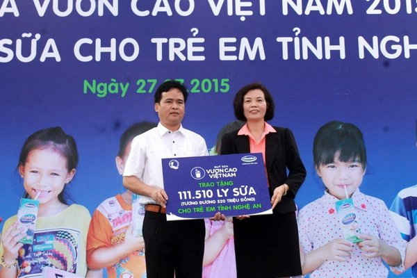 Bà Bùi Thị Hương - Giám đốc Điều hành Vinamilk trao tặng bảng tượng trưng 111.510 ly sữa, tương đương 520 triệu đồng cho Quỹ Bảo trợ trẻ em tỉnh Nghệ An