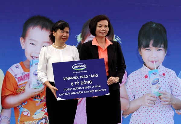 Năm 2015, Quỹ sữa Vươn cao Việt Nam của Vinamilk vẫn tiếp tục trao cho các em nhỏ có hoàn cảnh khó khăn một lượng sữa trị giá 8 tỷ đồng, tương đương 2 triệu ly sữa 