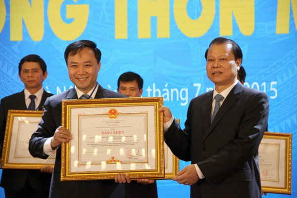 Phó Thủ tướng Vũ Văn Ninh trao Bằng khen của Chính phủ cho đại diện FrieslandCampina Việt Nam