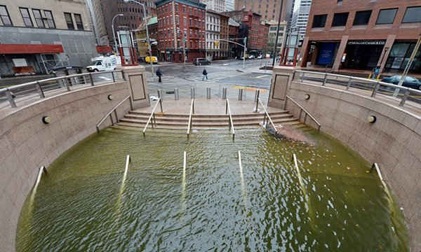 Các nhà khoa học cho biết, việc dọn dẹp sau cơn bão Sandy đã được chứng minh là hết sức tốn kém cho thành phố New York và biến đổi khí hậu làm tăng nguy cơ lũ lụt trong tương lai.  Ảnh: Justin Lane / EPA