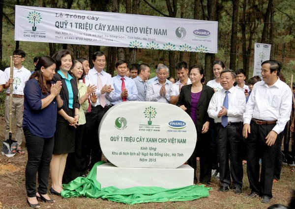 Các đại biểu thực hiện nghi thức đặt bảng đá lưu niệm của chương trình Quỹ 1 triệu cây xanh cho Việt Nam tại khu di tích lịch sử Ngã ba Đồng Lộc