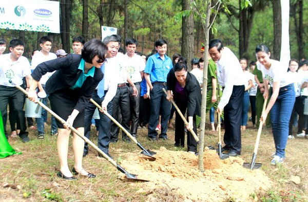 Các đại biểu và đại diện Quỹ 1 triệu cây xanh cho Việt Nam cùng trồng cây tại ngã Ba Đồng Lộc
