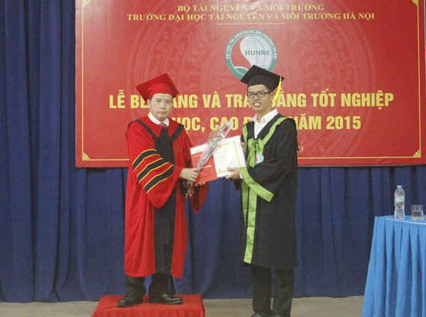 PGS-TS Nguyễn Ngọc Thanh - Hiệu trưởng Nhà trường trao bằng Tốt nghiệp cho SV có thành tích học tập đạt loại Giỏi 