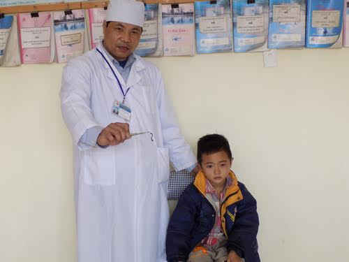 Cán bộ y tế xã Nấm Lư cùng con vắt lấy trong mũi bệnh nhân Vàng Chung Thái người  phía phải ảnh. Ảnh do Sở Y tế tỉnh Lào Cai cung cấp. 