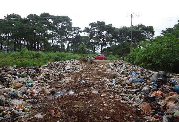 Rác thải tại bãi chôn lấp rác thải huyện Krông Búk lấn ra Quốc lộ 14