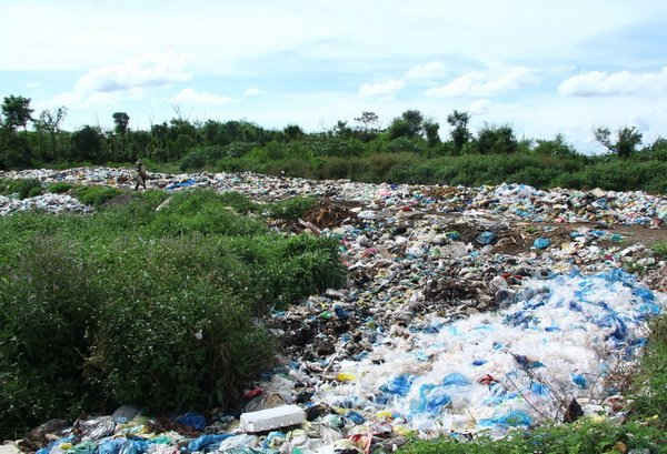 Bãi rác thải huyện Cư M’gar ô nhiễm nghiêm trọng, là nơi phát sinh ruồi, muỗi và nhiều vi sinh vật gây bệnh