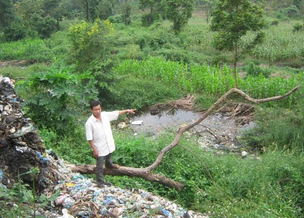 Rác và nước thải từ bãi chôn lấp rác thải rắn TP. Buôn Ma Thuột tràn ra khu vực lân cận