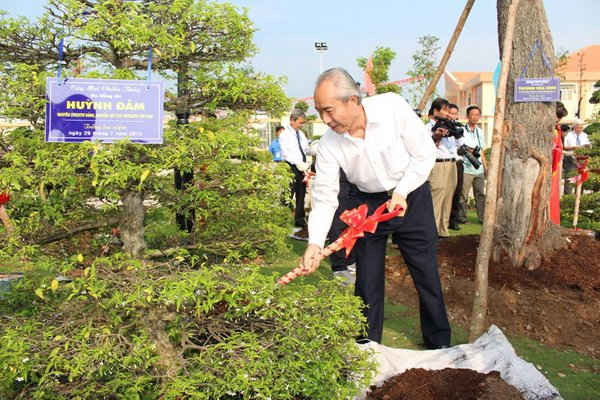 Nguyên Chủ tịch Ủy ban Trung ương Mặt trận Tổ quốc Việt Nam Huỳnh Đảm trồng cây lưu niệm tại khu lưu niệm Luật sư Nguyễn Hữu Thọ