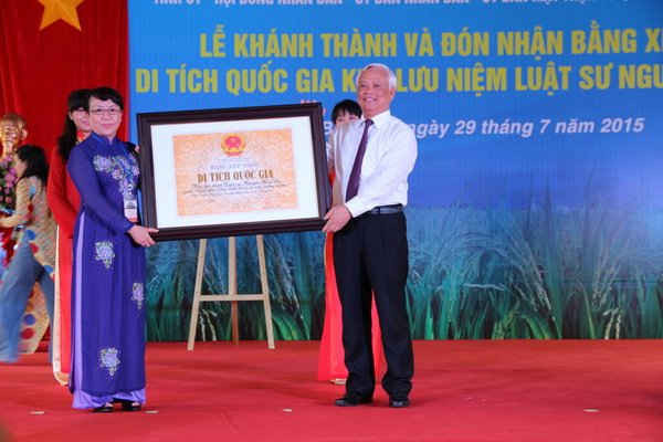 Ông Uông Chu Lưu - Phó Chủ tịch Quốc hội trao Bằng xếp hạng di tích quốc gia khu lưu niệm Luật sư Nguyễn Hữu Thọ cho đại diện tỉnh Long An