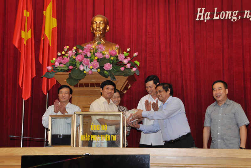 Đồng chí Phạm Minh Chính, Ủy viên T.Ư Đảng, Phó ban Tổ chức Trung ương, nguyên Bí thư Tỉnh ủy Quảng Ninh (thứ hai phải sang) trao kinh phí vận động ủng hộ khắc phục thiên tai cho Ủy ban MTTQ tỉnh
