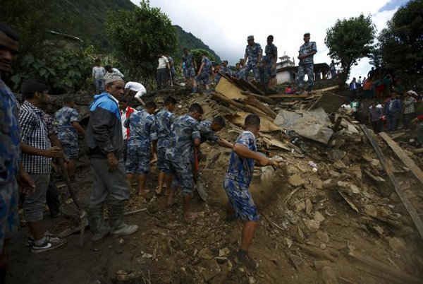 Các thành viên của đội cứu hộ tìm kiếm những nạn nhân trong vụ lở đất tại làng Lumle thuộc huyện Kaski, Nepal ngày 30/7. Ảnh: REUTERS / NAVESH CHITRAKAR