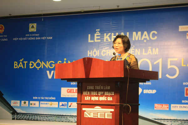 Thứ trưởng Bộ xây dựng Phan Thị Mỹ Linh phát biểu tại Hội chợ. 