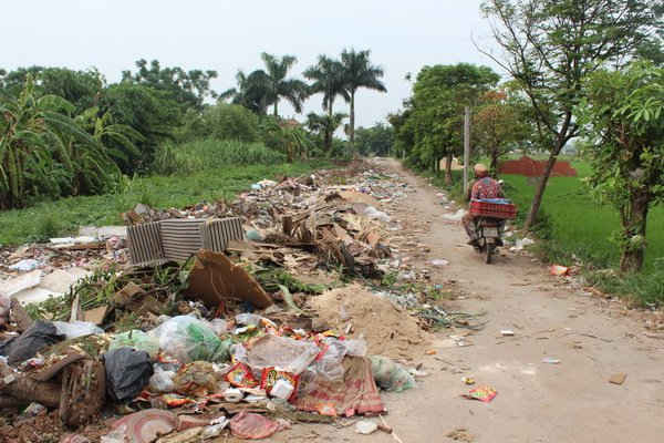 Rác thải trên con đường vào làng Chàng Sơn