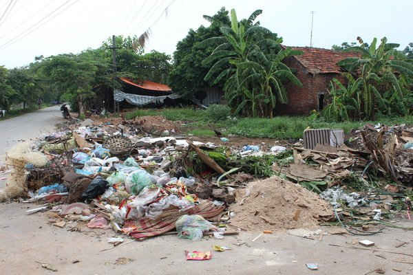 Nhiều hộ gia đình hiện sinh sống cách bãi tập kết rác thải Chàng Sơn chưa đầy 50m.