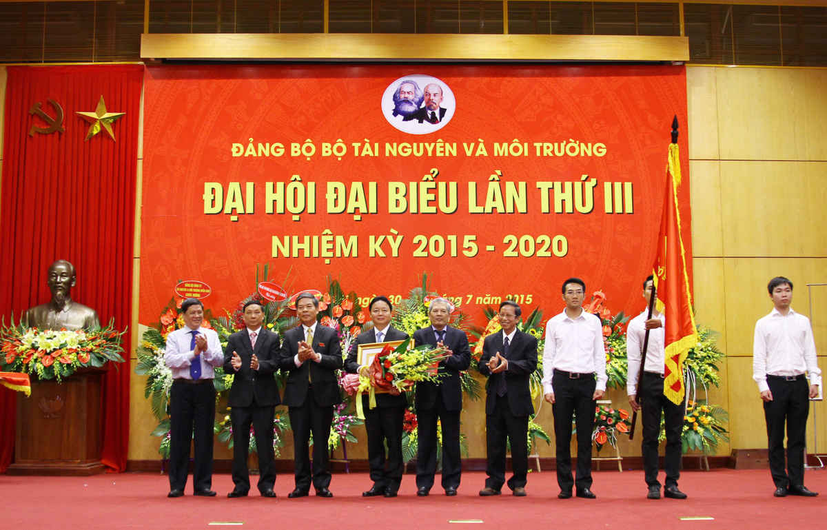 Bộ trưởng Nguyễn Minh Quang thừa lệnh Chủ tịch nước trao tặng Huân chương Lao động hạng Nhất cho Đảng ủy Bộ