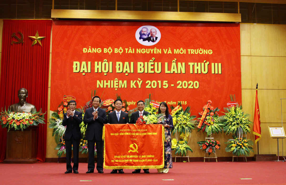 Đồng chí đồng chí Đào Ngọc Dung tặng cờ Thi đua của Đảng ủy Khối các cơ quan Trung ương cho Đảng ủy Bộ