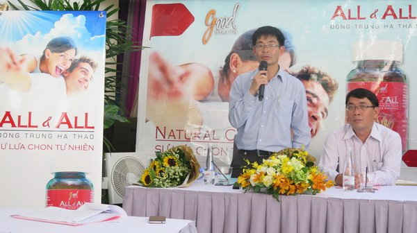 TS Trương Bình Nguyên (đứng) giới thiệu công trình nghiên cứu nấm đông trùng hạ thảo chi Cordyceps Sinensis