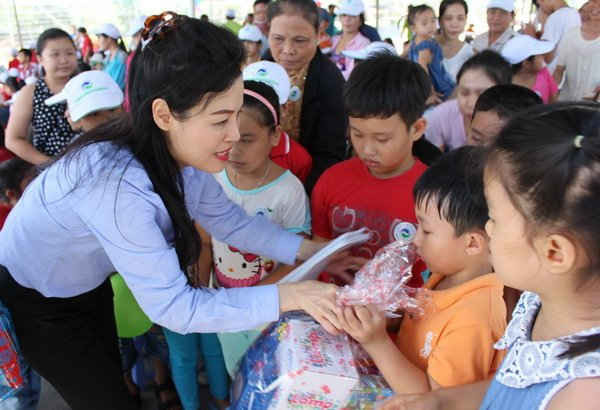 Bà Huỳnh Thị Lan Phương - Phó Tổng giám đốc VWS tặng quà và lì xì cho các em thiếu nhi