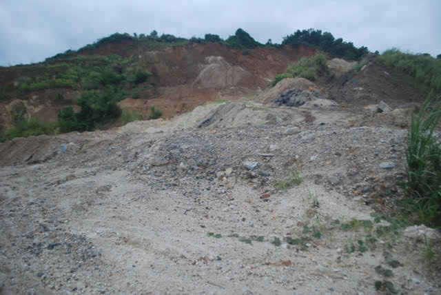 Hiện trường mỏ khoáng sản cao lanh và đất sét Vĩ Kim sau khi có quyết định đóng cửa của UBND tỉnh Lào Cai( chụp ngày 2/8).