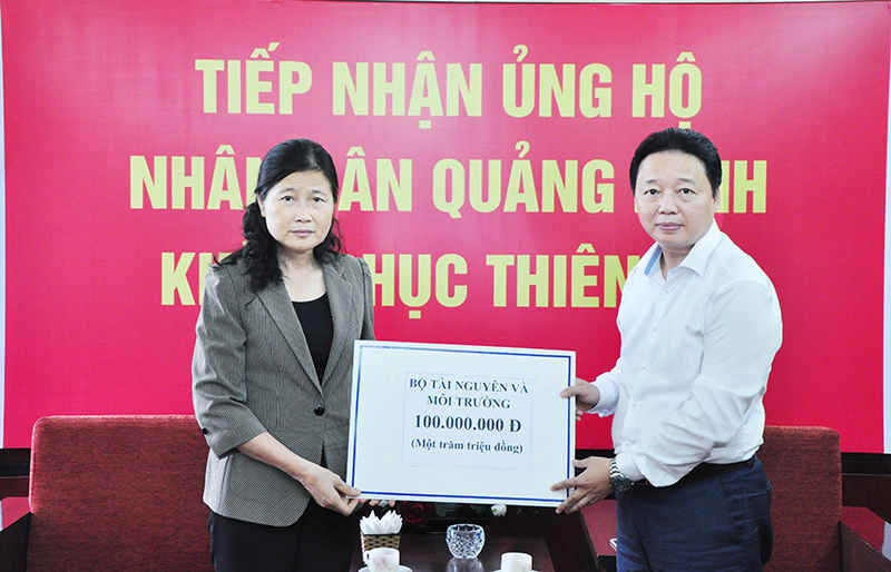 Sáng 3/8, Thứ trưởng Bộ Tài nguyên và Môi trường Trần Hồng Hà trao 100 triệu đồng hỗ trợ tỉnh Quảng Ninh khắc phục mưa lũ.