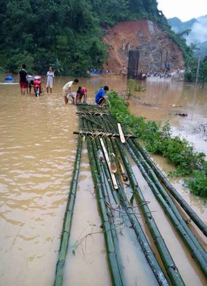 Người dân đang đóng bè mảng để di dời người và tài sản tới nơi cư trú an toàn.