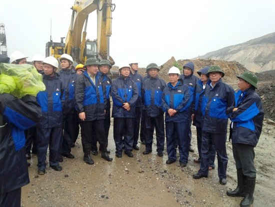 Đoàn công tác Bộ Tài nguyên Môi trường đã tới thăm hỏi động viên các đơn vị, bà con vùng trọng điểm bị ngập lụt là mỏ than Mông Dương, TP Cẩm Phả, TPHạ Long, TP Uông Bí…