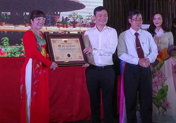 Bà Lưu Thị Thanh Mẫu - Tổng Giám đốc Phuc Khang Corporation (bìa trái) nhận kỷ lục “Nhà tre lớn nhất Việt Nam” 