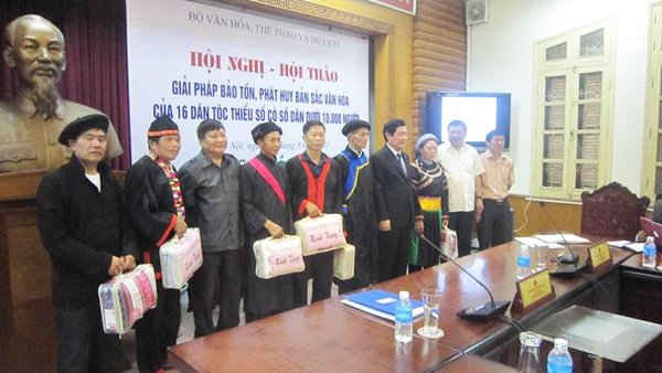 Thứ trưởng Huỳnh Vĩnh Ái trao quà cho các già làng, trưởng bản, nghệ nhân, người có uy tín của 16 dân tộc thiểu số có số dân dưới 10.000 người