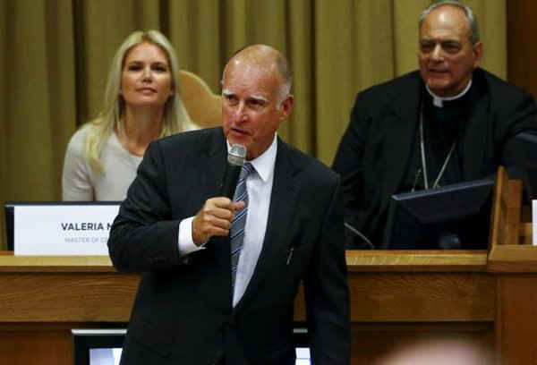 Thống đốc bang California Jerry Brown (phía trước) phát biểu tại cuộc họp “Nạn nô lệ hiện đại và Biến đổi khí hậu