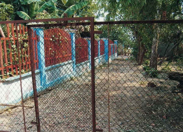 Tấm lưới sắt ông Khuya ngăn lối đi từ năm 2011.