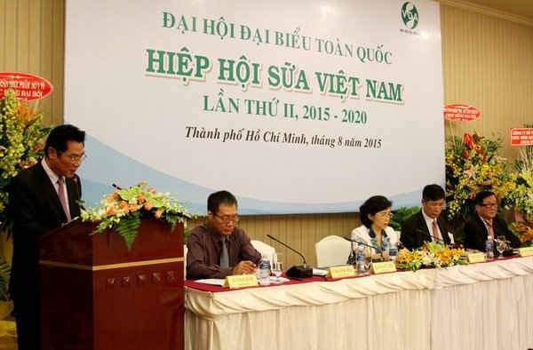 Ông Trần Quang Trung (đang phát biểu) được Ban chấp hành khóa II (nhiệm kỳ 2015-2020) tín nhiệm bầu là Chủ tịch Hiệp hội Sữa VN