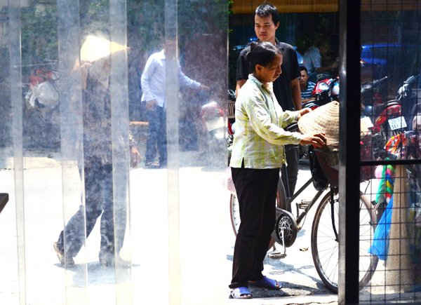 Mỗi buổi trưa ngày thứ 2 hàng tuần, một quán ăn hạng sang tại Hà Nội lại đón những người lao động nghèo tới ăn